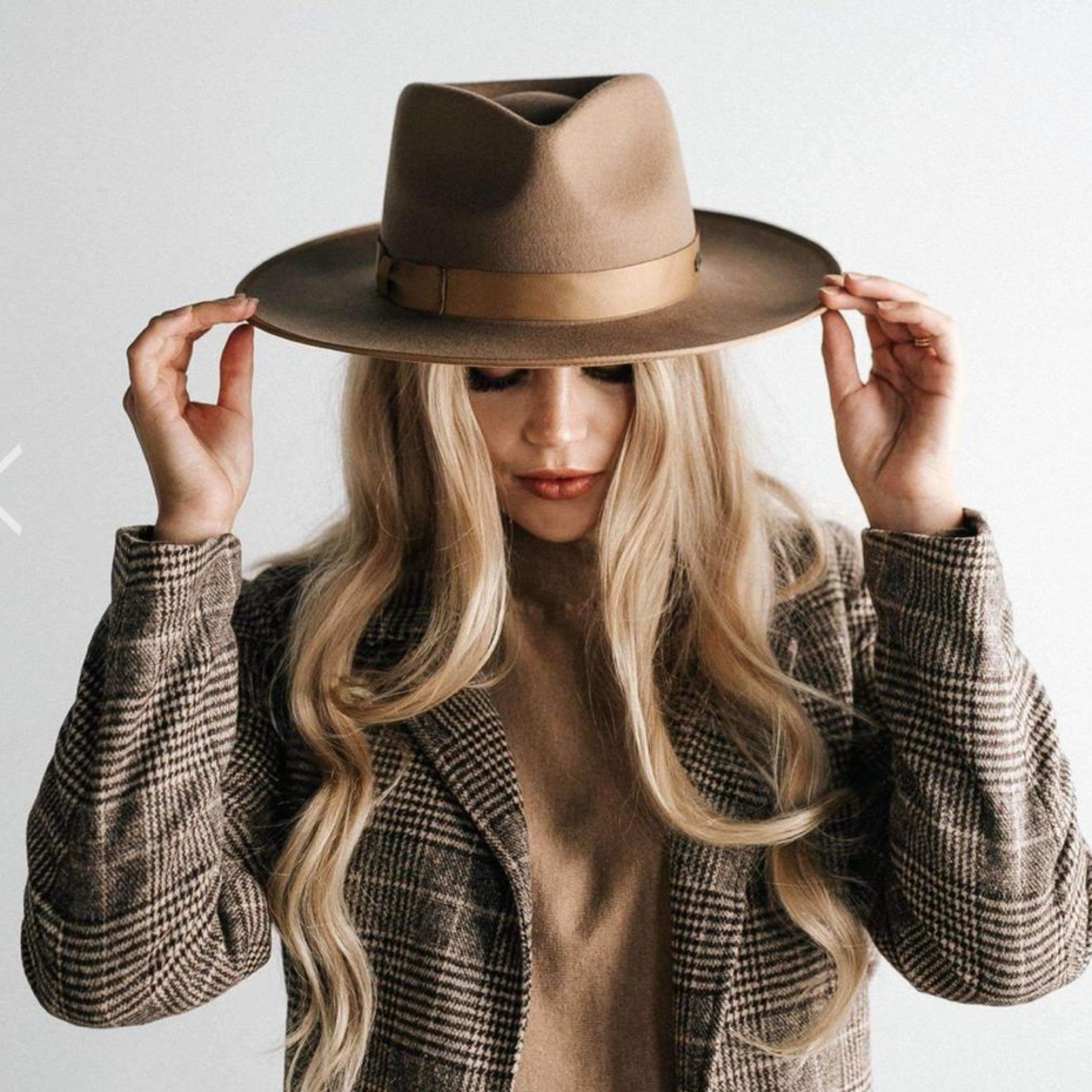 Gigi pip Monroe in brown